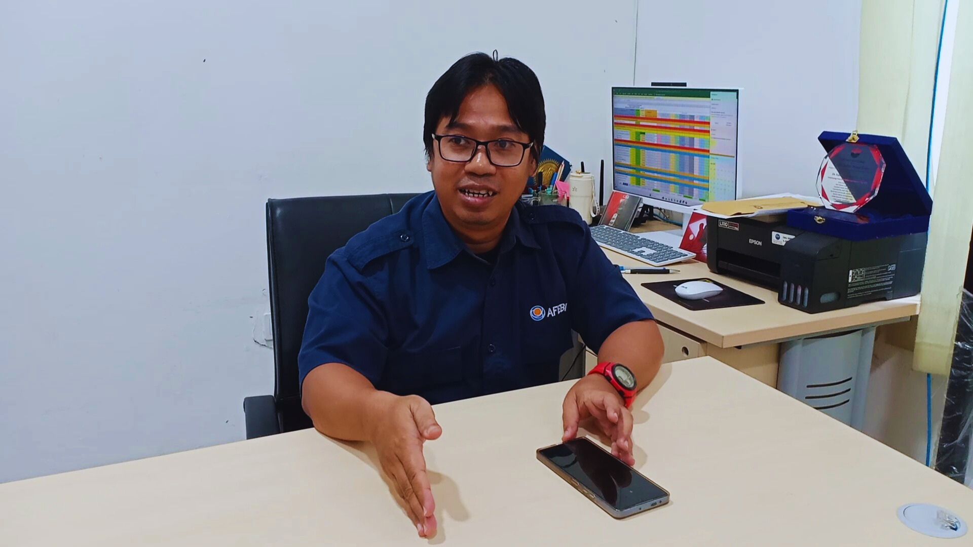 Kepala Program Studi Manajemen Unsika, Fajar Ramadhan ketika diwawancara (Dok. Wartacana.com, 15/5/2025)