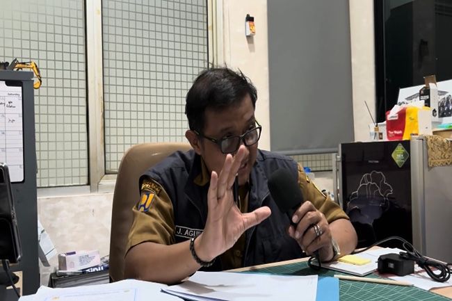 Kepala Seksi Jalan dan Jembatan Dinas PUPR Karawang, Julianto Agung Nugroho Ketika Diwawancara (Sumber: Dok. Wartacana)