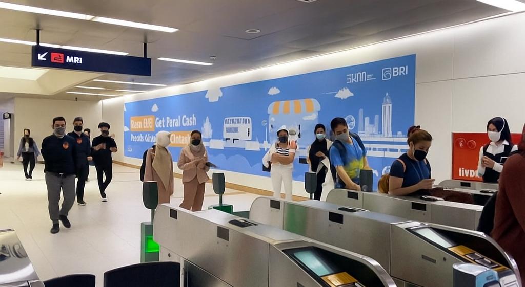 Efektivitas QRIS-Tap MRT Jakarta: Sorotan di Lapangan?