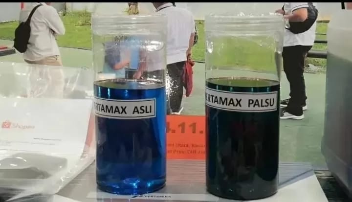 Perbedaan Pertamax Asli dan Palsu (sumber, Kurniawan Fadilah/detikcom)