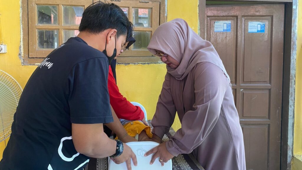 Melakukan Penimbangan Tingi Badan Pada Bayi (Dok. wartacana.com 03/05/2025)