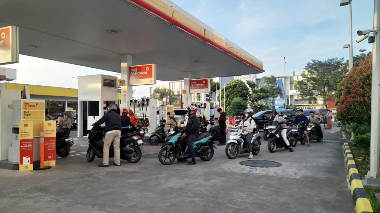 Antrian pengemudi kendaraan roda dua membludak di SPBU Shell Arteri Galuh Mas, Karawang, Rabu, 7 Mei 2025. (Sumber: Wartacana.com)