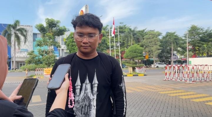 Foto Daffa Pratama, mahasiswa pengguna baru SPBU Shell Arteri Galuh Mas pada Rabu, 7 Mei 2025.(Sumber: Dok. Wartacana.com)