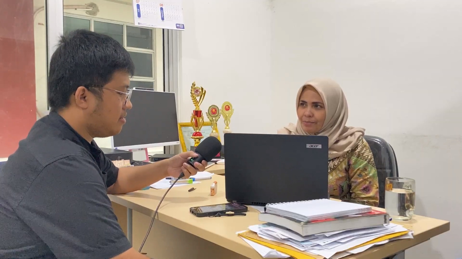 Evi Selvi, S.E., M.M Dosen FE Universitas Singaperbangsa Karawang Ketika di wawancara pada 8 Mei 2025. (Source: Wartacana.com)