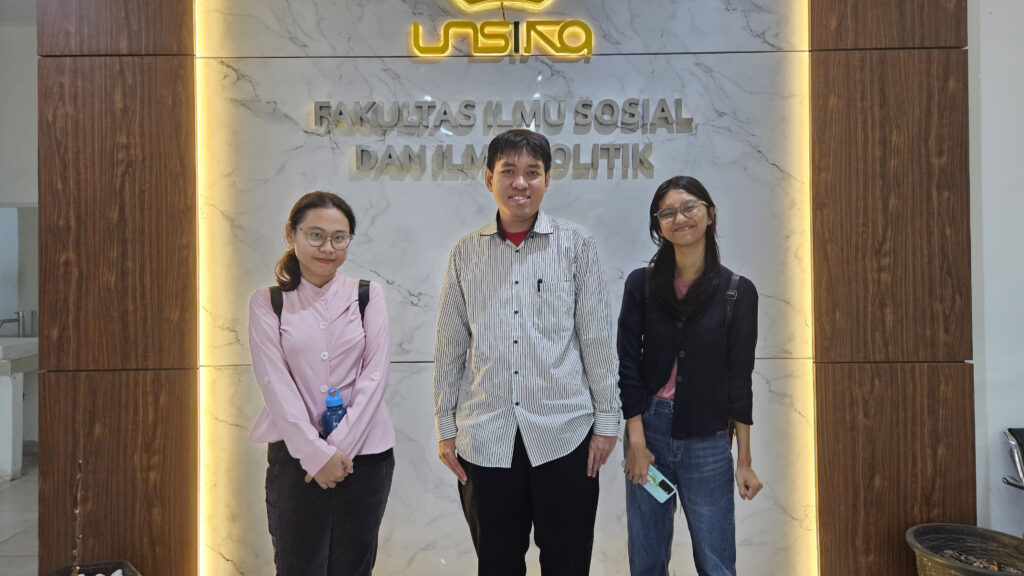 Dosen FISIP Unsika, Khairul Arif Rahman (tengah) (Dok. Wartacana.com 24/4/2025)