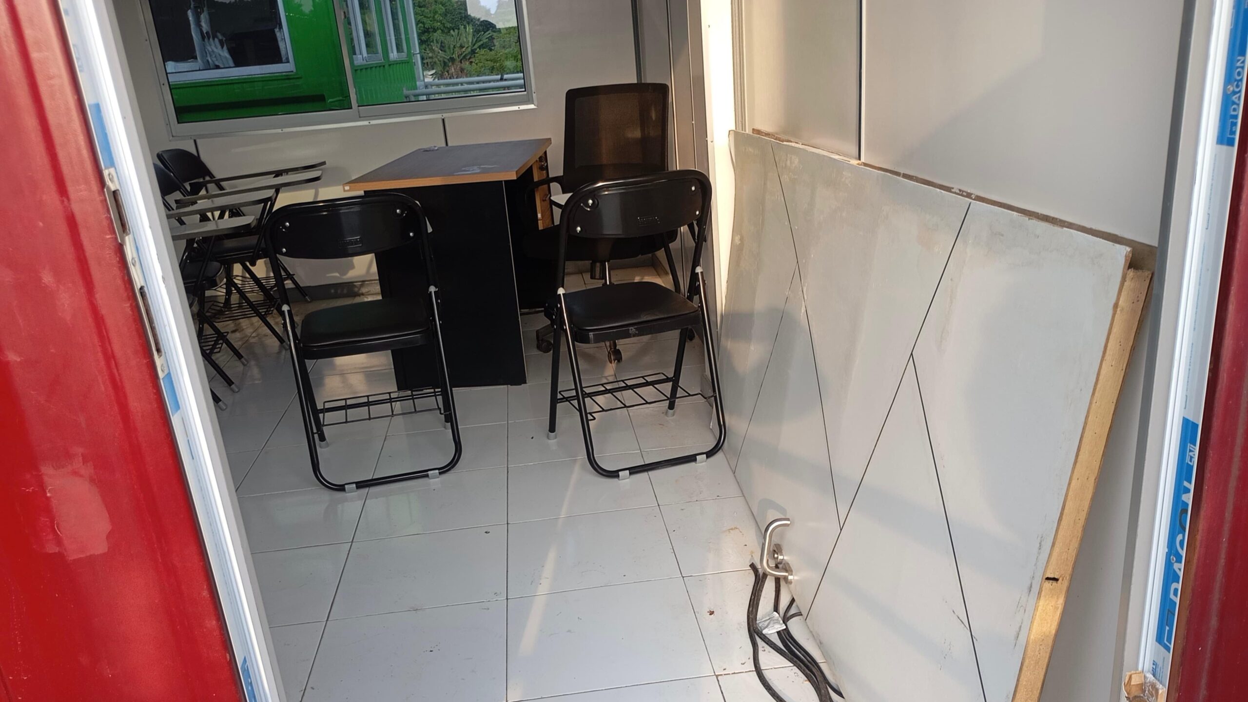 Pintu Kelas Kontainer Rusak dan Tidak Terpakai Lagi, 8 Mei 2025. (Source: Wartacana.com)