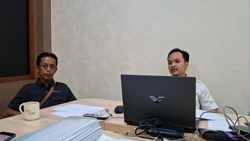 Kepala Bidang Jalan Dinas Pekerjaan Umum dan Penataan Ruang Kabupaten Karawang, Taufik Nugraha (kanan) (Dok. Wartacana.com 14/05/2025)