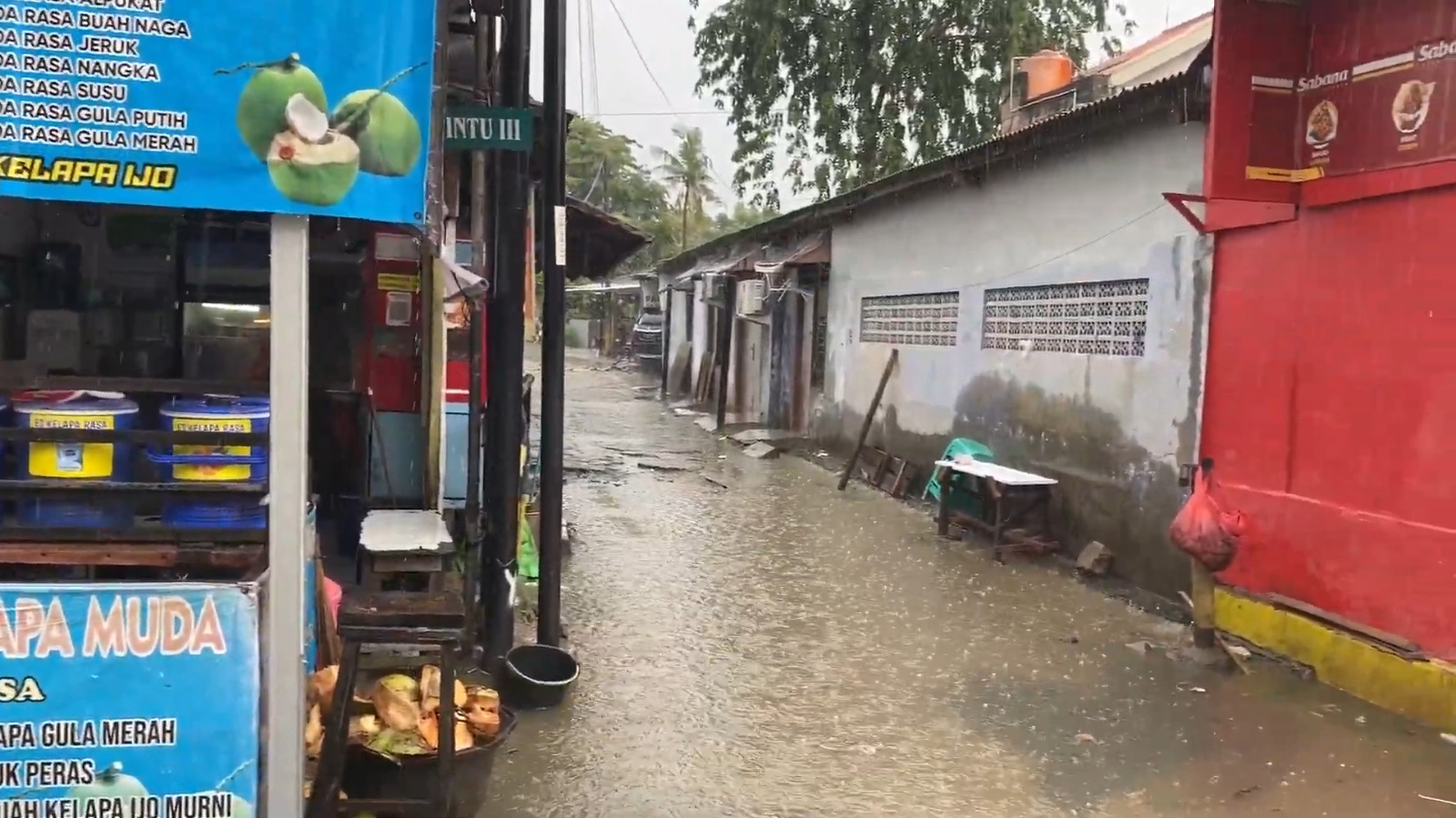Banjir Terjang Usaha Pedagang Kecil di Bekasi