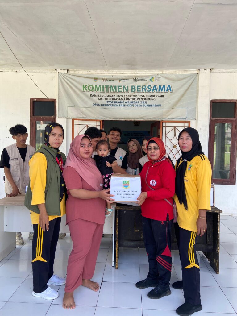 Foto Kegiatan Pembagian Paket Bantuan Gizi untuk Stunting di Aula Desa Sumbersari Bersama Ibu-Ibu KPM pada Selasa, 8 Juli 2025. (Sumber: Dok. Wartacana.com)