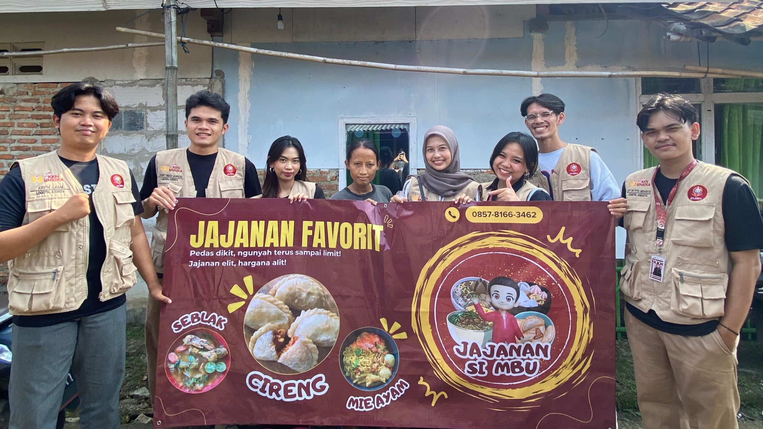 Mahasiswa Universitas Singaperbangsa Karawang Dorong Digitalisasi UMKM Jajanan Si Mbu di Desa Ciptasari