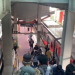 Suasana antrian penumpang yang padat di Stasiun pada saat jam sibuk (25/05/2026)