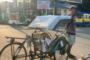 Nana (60) menunggu penumpang di kawasan Alun-Alun Karawang, Jawa Barat (24/04/2026)