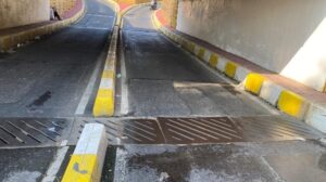 Kondisi permukaan jalan Underpass Gorowong yang tampak tidak rata akibat beberapa kali dilakukan perbaikan dan pengaspalan ulang. (Sumber: Dokumen Wartacana.com)