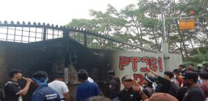 Masyarakat unjuk rasa didepan gerbang PT Jui Shin Indonesia 17/04/2025