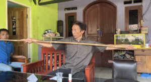 Ace mempraktikkan tradisi meminta izin ke ‘karuhun’ sebelum menceritakan Pencak Silat Godot kepada pihak eksternal, (15/4/2026)