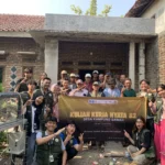 Foto bersama mahasiswa KKN dan Gapoktan di depan Sekretariat Gapoktan Desa Kampung Sawah setelah acara sosialisasi pestisida nabati dan Net Electric Trap pada 18 Juli 2026.