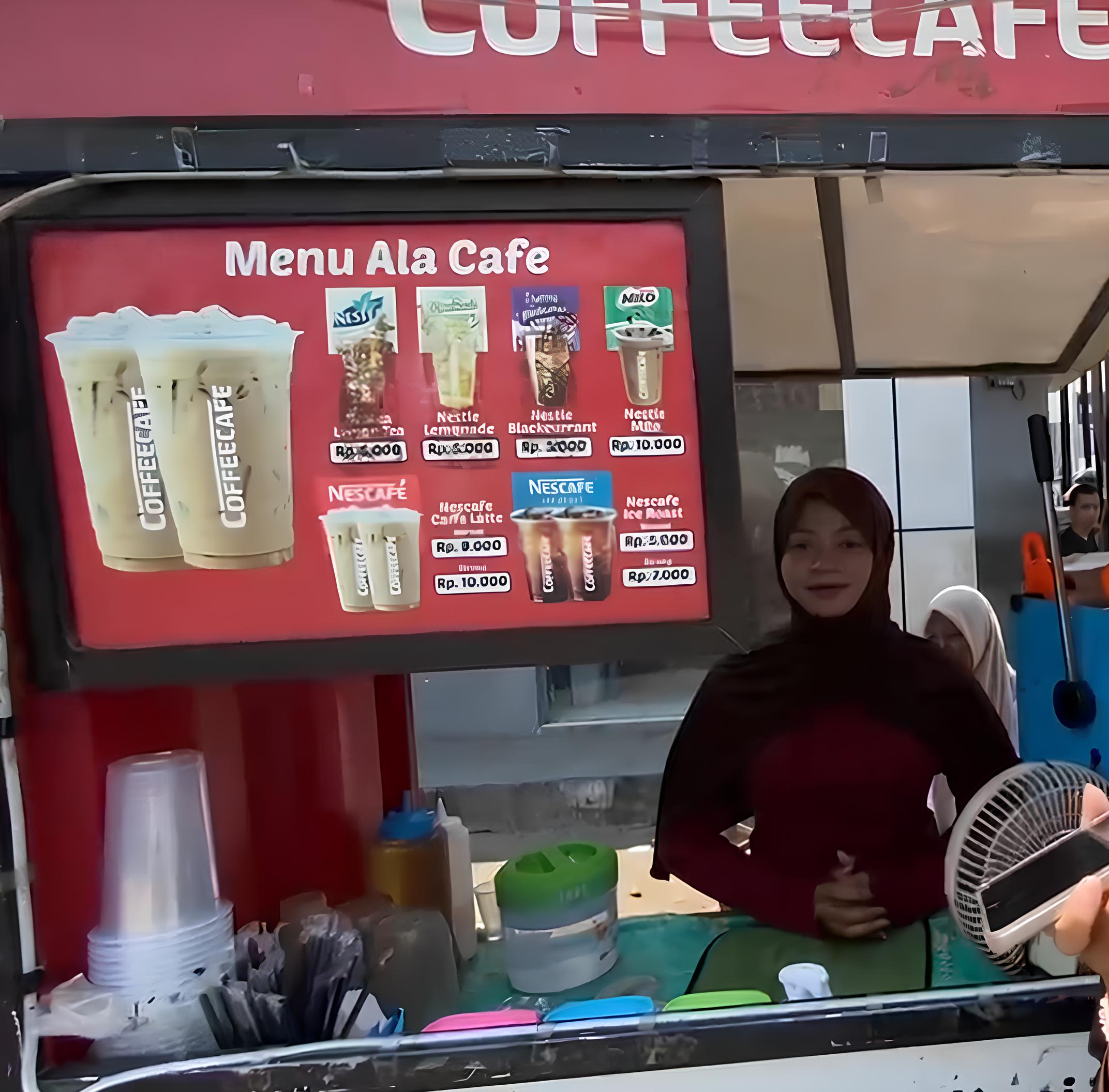 Ulfa Nurcahayani, sebagai pedagang dan pengelola cabang bisnis coffee cafe (Sumber: Azahra Assofi, Najma Pula Sifah, dan Syakira Amalia A.)