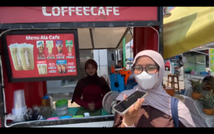 Tim penulis melakukan wawancara dengan Ulfa sebagai pedagang UMKM brand kopi ternama (Sumber: Dokumen Wartacana.com)