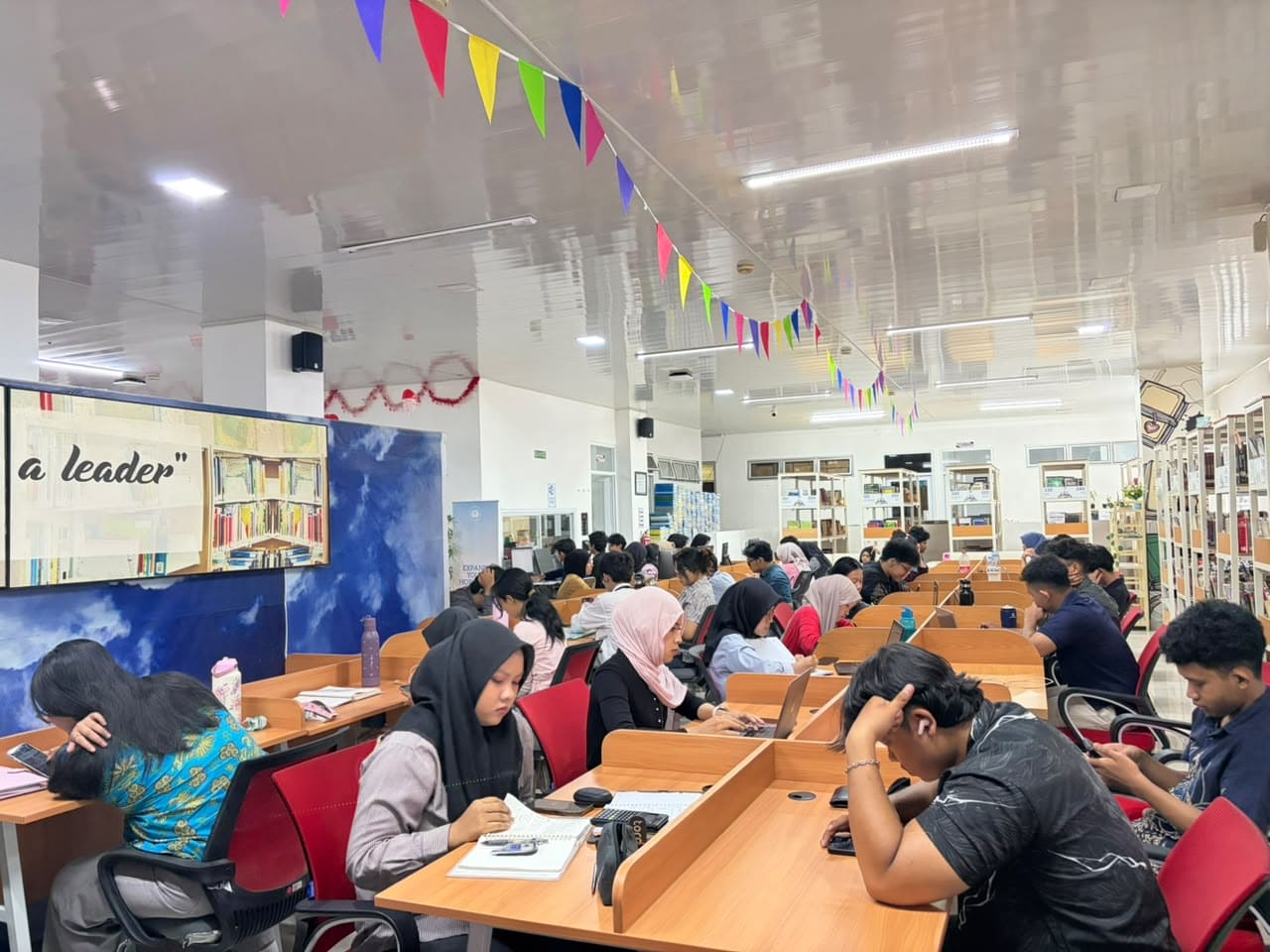 Bukan Sekadar FOMO: Mengurai Demam ‘BookTok’ dan Stagnasi Peringkat Literasi Indonesia