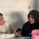 Tim Penulis melakukan wawancara dengan pemilik rumah makan nasi padang yaitu Bu Devina (Sumber: Dokumen Wartacana.com)