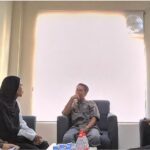 tim penulis melakukan wawancara dengan perwakilan dari pihak umum unsika (Sumber: Dokumen Wartacana.com)