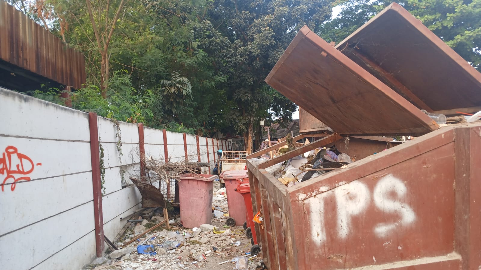 Menumpuk di Balik Kampus: Permasalahan Sampah di UNSIKA