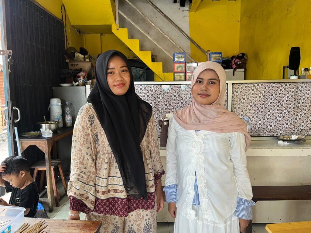 Tim penulis melakukan wawancara dengan Ibu Lina, Pemilik kedai Ayam Cabe Ijo (sumber: dokumen Wartacana.com)