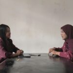 Tim Penulis melakukan wawancara dengan Annisa Safitri, Mahasiswa UNSIKA sekaligus bendahara HUT RI, Rakha Atean Wiharja (Sumber: Dokumen Wartacana.com)